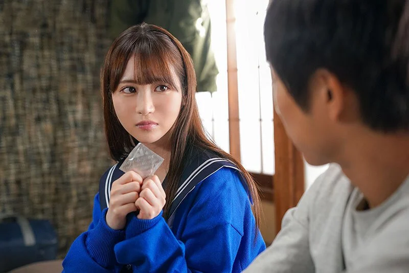 Cô bạn thân cầm trên tay chiếc “bao cao su” nhờ tôi giúp vì lần đầu có bạn trai