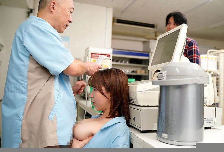 Cuộc sống khó khăn, một người vợ đi làm thêm phải bú cho anh quản lý để tăng lương